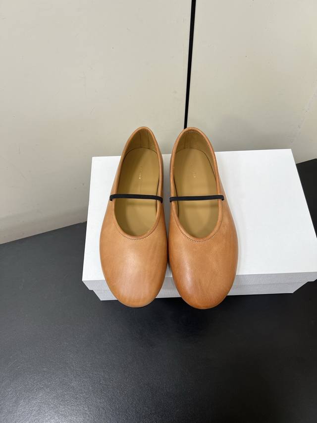 Therow 小众潮牌25Ss春夏新款玛丽珍平底 单鞋 很少会看到一款跳舞鞋会做到这么精细、而且对脚的包容性特别强 把脚型修饰得妥妥的，又不失独特韵味，上脚方便