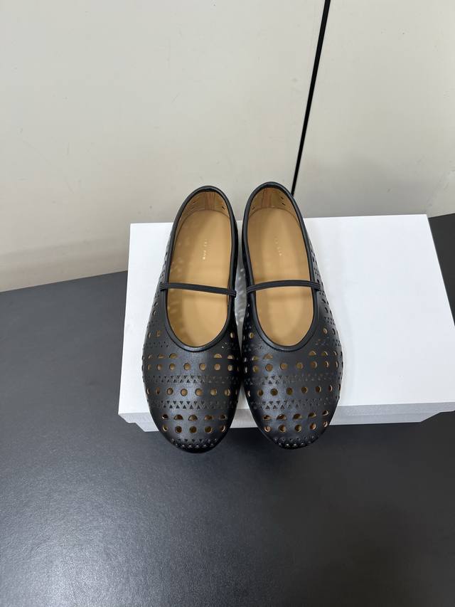 Therow 小众潮牌 25Ss春夏新款 镂空 玛丽珍平底 单鞋 很少会看到一款跳舞鞋会做到这么精细、而且对脚的包容性特别强 把脚型修饰得妥妥的，又不失独特韵味