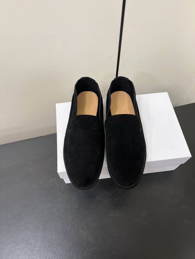 The Row 小众潮牌 25Ss春夏新款小圆头乐福鞋 单鞋 超级百搭，简直是衣橱里的万能钥匙，什么风格的衣服都能轻松Hold住。 这双鞋子的设计真的超级棒，特