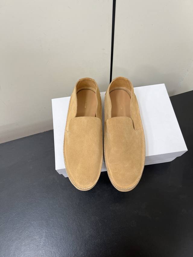 The Row 小众潮牌 25Ss春夏新款小圆头乐福鞋 单鞋 超级百搭，简直是衣橱里的万能钥匙，什么风格的衣服都能轻松Hold住。 这双鞋子的设计真的超级棒，特