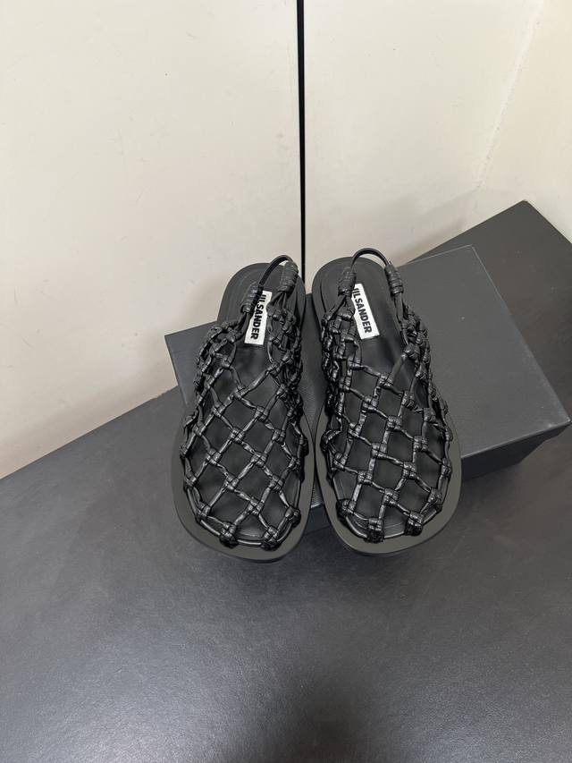 Jilsander 2025 ｜ 独家小众鱼网羊皮编织凉鞋 Jilsander 编织凉鞋 欧美街拍出镜率Top 用羊皮革编织在一起打造的这双美丽凉鞋 既加强了皮