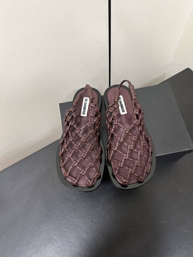 Jilsander 2025 ｜ 独家小众鱼网羊皮编织凉鞋 Jilsander 编织凉鞋 欧美街拍出镜率Top 用羊皮革编织在一起打造的这双美丽凉鞋 既加强了皮