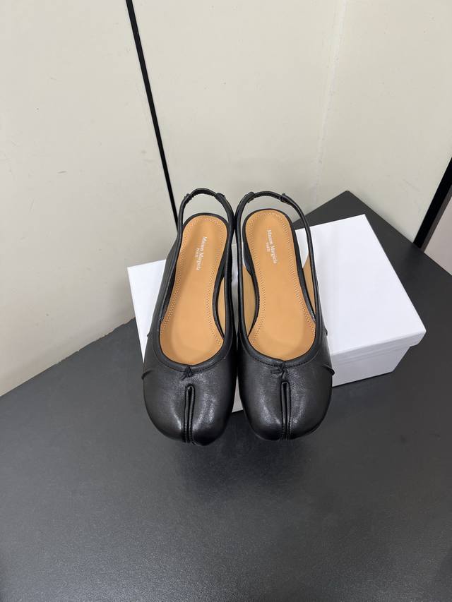 Maison Margiela Mm62025新品Tabi褶皱系列芭蕾舞鞋 原版定制进口葡萄籽纳帕小羊皮,新款侧边还做了个压褶设计小羊皮的材质,更贴合脚的包裹感