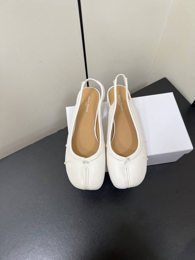 Maison Margiela Mm62025新品Tabi褶皱系列芭蕾舞鞋 原版定制进口葡萄籽纳帕小羊皮,新款侧边还做了个压褶设计小羊皮的材质,更贴合脚的包裹感