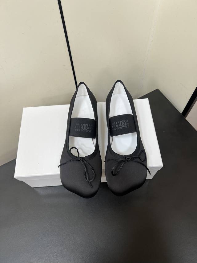 Maison Marginala Mm6初春新品粗跟苹果头芭蕾舞鞋单鞋 马吉拉设计师太有才了 采用粗跟作为设计元素打造鞋品 单鞋干练精致 半拖搭配短裙 性感个性