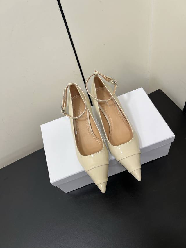 Maisonmargiela｜马吉拉 Mm6 猫跟性感尖头新款火爆来袭！ 太香了，靓丽多彩性感女神扑面而来！ 不容错过的时尚单品 简单又有格调的美 时尚减龄神器