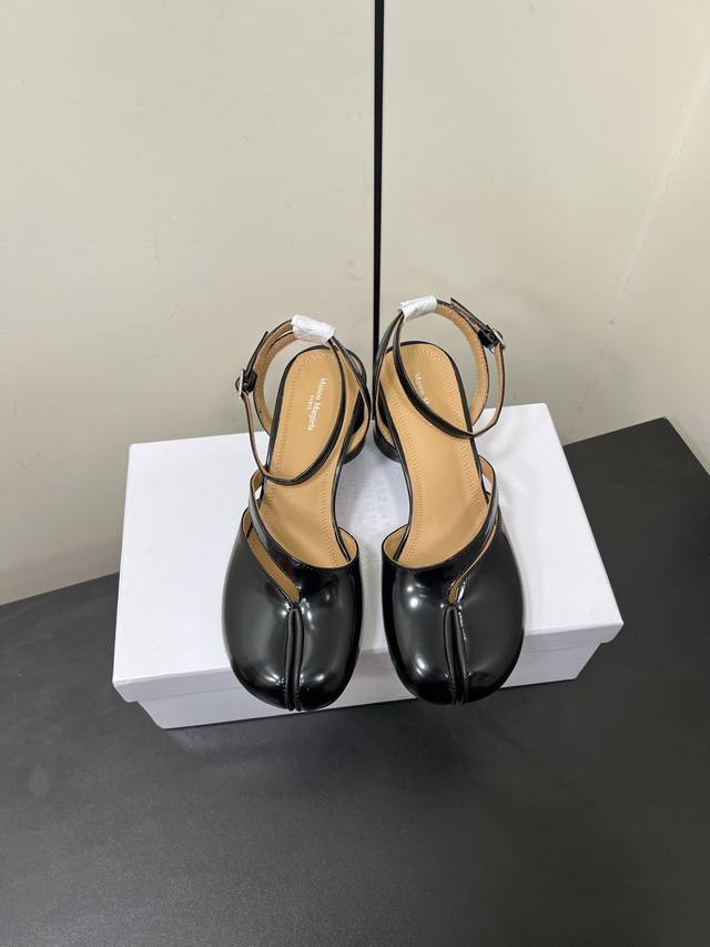 Maisonmargiela｜Mm6马吉拉Tabi分趾后空脚环扣带凉鞋 刻着“时髦”两字的猪蹄分趾鞋 这次在原来的基础上又做了升级 分趾开衩位置真的是考究工艺的