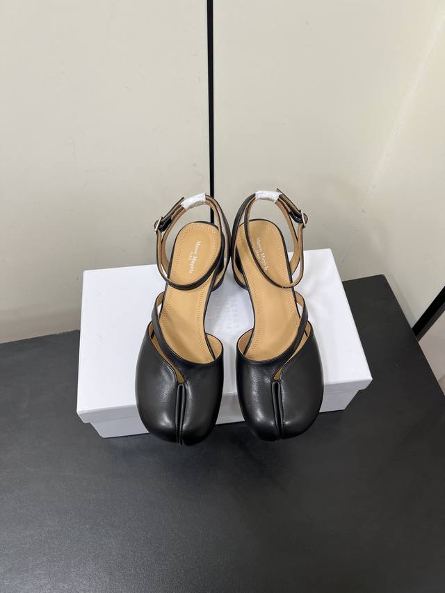 Maisonmargiela｜Mm6马吉拉Tabi分趾后空脚环扣带凉鞋 刻着“时髦”两字的猪蹄分趾鞋 这次在原来的基础上又做了升级 分趾开衩位置真的是考究工艺的