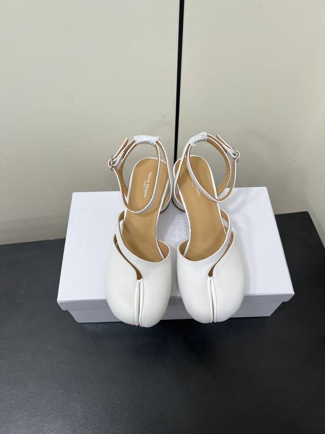 Maisonmargiela｜Mm6马吉拉Tabi分趾后空脚环扣带凉鞋 刻着“时髦”两字的猪蹄分趾鞋 这次在原来的基础上又做了升级 分趾开衩位置真的是考究工艺的