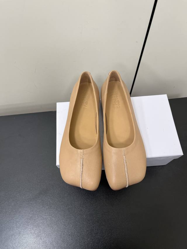Maisonmargiela 马吉拉 Mm6苹果头芭蕾平底鞋 马吉拉经典苹果头系列 很简约很有特色 脚感舒适好穿暴走不累 鞋面：进口牛皮 内里：牛皮内里 原版开