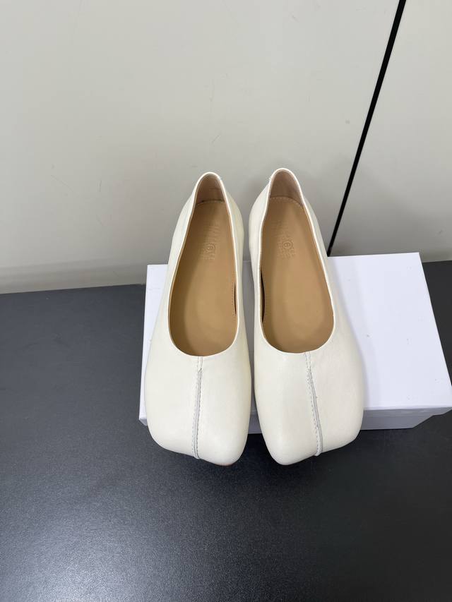 Maisonmargiela 马吉拉 Mm6苹果头芭蕾平底鞋 马吉拉经典苹果头系列 很简约很有特色 脚感舒适好穿暴走不累 鞋面：进口牛皮 内里：牛皮内里 原版开
