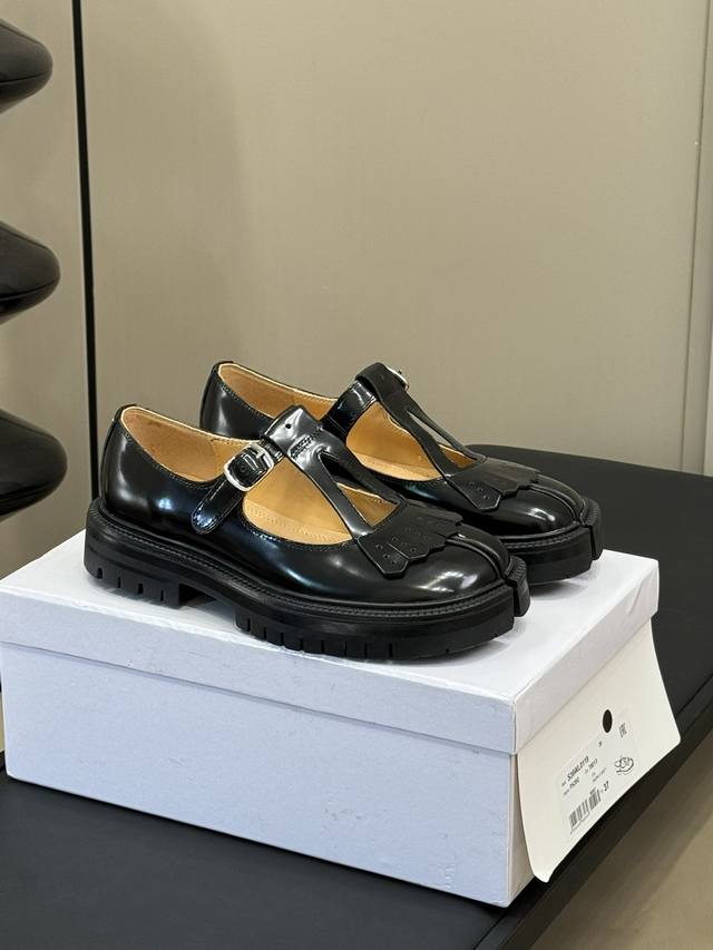 Margiela .Mm6竟然出这么乖的 Tabi 玛丽珍 这季出的厚底玛丽珍 Tabi 比经典款更加的复古可爱些 4公分的厚底显腿细 腿长是肯定的啦！ 再搭配