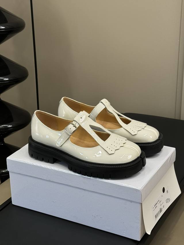 Margiela .Mm6竟然出这么乖的 Tabi 玛丽珍 这季出的厚底玛丽珍 Tabi 比经典款更加的复古可爱些 4公分的厚底显腿细 腿长是肯定的啦！ 再搭配