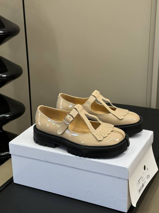 Margiela .Mm6竟然出这么乖的 Tabi 玛丽珍 这季出的厚底玛丽珍 Tabi 比经典款更加的复古可爱些 4公分的厚底显腿细 腿长是肯定的啦！ 再搭配