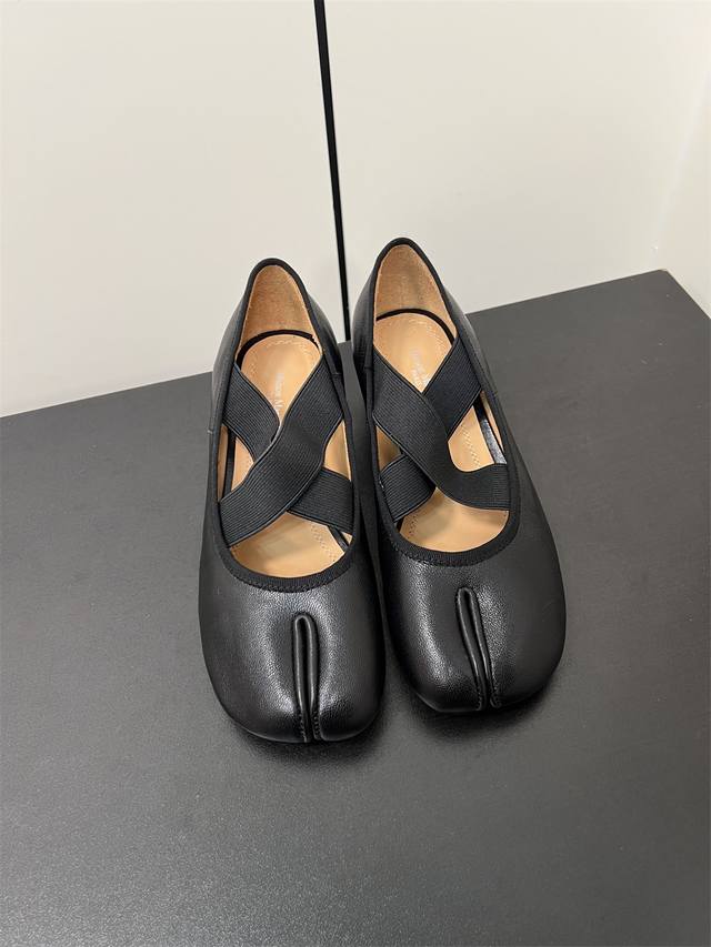 Masion Margiela Mm6 马吉拉 秋季交叉绑带玛丽珍单鞋 高端品质 原版复刻 鞋面：原版羊皮 爆裂纹羊皮 内里垫脚：顶级牛皮内里 大底：意大利真皮