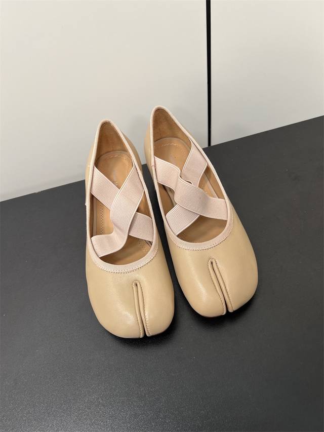 Masion Margiela Mm6 马吉拉 秋季交叉绑带玛丽珍单鞋 高端品质 原版复刻 鞋面：原版羊皮 爆裂纹羊皮 内里垫脚：顶级牛皮内里 大底：意大利真皮