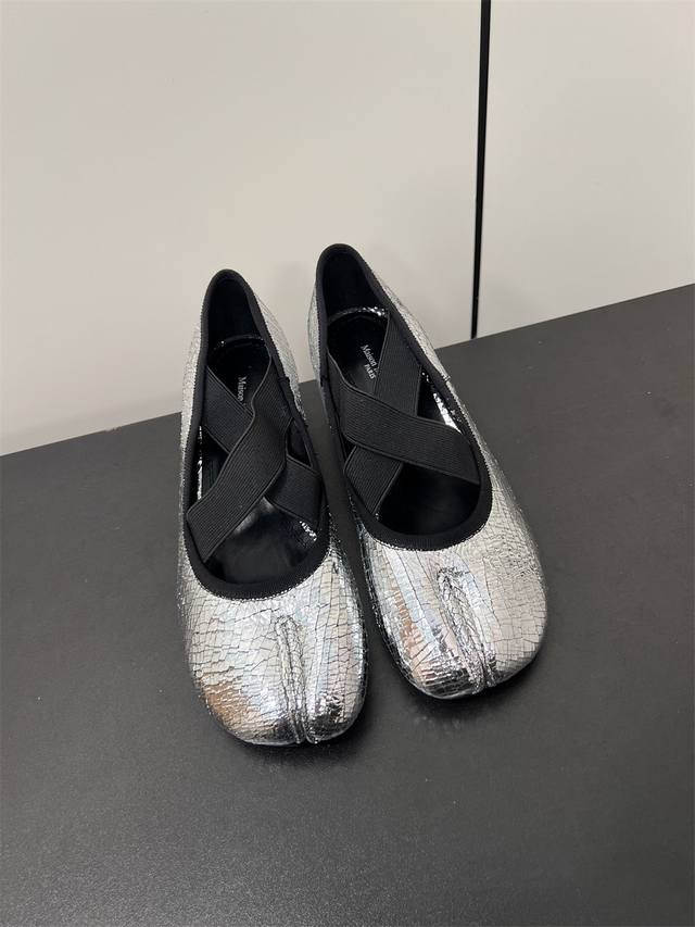 Masion Margiela Mm6 马吉拉 秋季交叉绑带玛丽珍单鞋 高端品质 原版复刻 鞋面：原版羊皮 爆裂纹羊皮 内里垫脚：顶级牛皮内里 大底：意大利真皮
