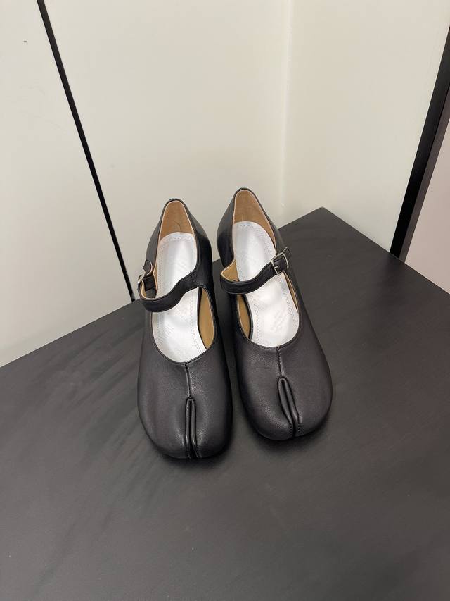 Maisonmargiela 马吉拉Mm6小跟玛丽珍新品 带6Cm的小跟，刚刚好的高度，太好穿啦吧！ 水晶羊皮鞋面，羊皮里 牛皮底 Size 35-41 40.