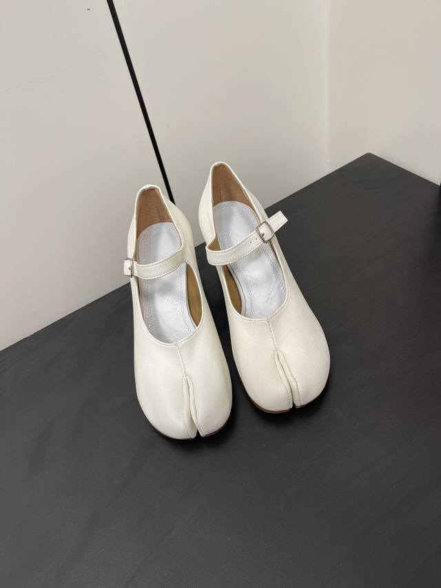 Maisonmargiela 马吉拉Mm6小跟玛丽珍新品 带6Cm的小跟，刚刚好的高度，太好穿啦吧！ 水晶羊皮鞋面，羊皮里 牛皮底 Size 35-41 40.