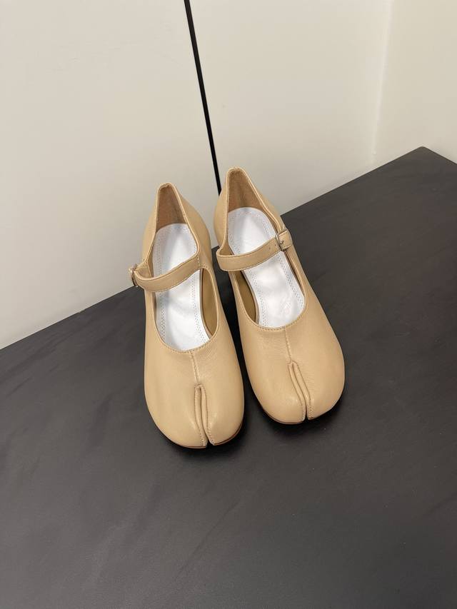 Maisonmargiela 马吉拉Mm6小跟玛丽珍新品 带6Cm的小跟，刚刚好的高度，太好穿啦吧！ 水晶羊皮鞋面，羊皮里 牛皮底 Size 35-41 40.