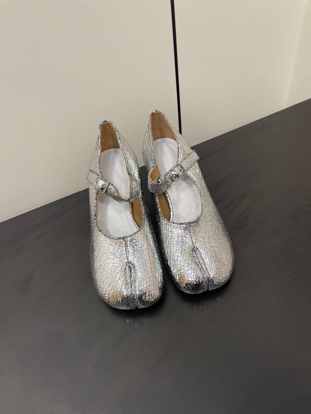 Maisonmargiela 马吉拉Mm6小跟玛丽珍新品 带6Cm的小跟，刚刚好的高度，太好穿啦吧！ 水晶羊皮鞋面，羊皮里 牛皮底 Size 35-41 40.