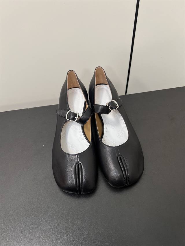 Maisonmargiela 马吉拉Mm6小跟玛丽珍新品 带3Cm的小跟，刚刚好的高度，太好穿啦吧！ 水晶羊皮鞋面，羊皮里 牛皮底 Size 35-41 40.