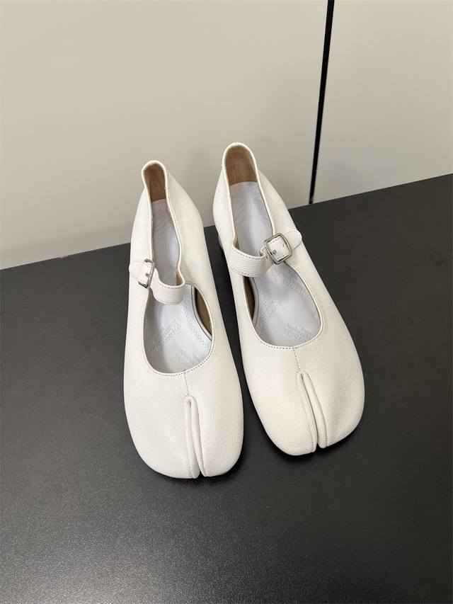 Maisonmargiela 马吉拉Mm6小跟玛丽珍新品 带3Cm的小跟，刚刚好的高度，太好穿啦吧！ 水晶羊皮鞋面，羊皮里 牛皮底 Size 35-41 40.