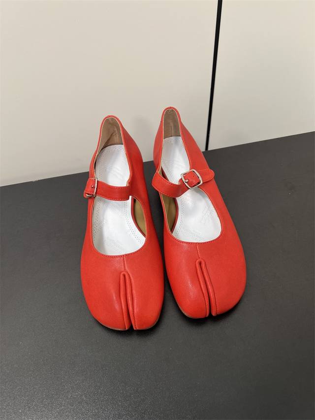 Maisonmargiela 马吉拉Mm6小跟玛丽珍新品 带3Cm的小跟，刚刚好的高度，太好穿啦吧！ 水晶羊皮鞋面，羊皮里 牛皮底 Size 35-41 40.