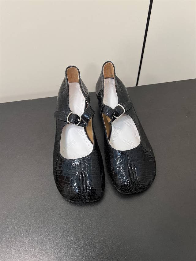 Maisonmargiela 马吉拉Mm6小跟玛丽珍新品 带3Cm的小跟，刚刚好的高度，太好穿啦吧！ 水晶羊皮鞋面，羊皮里 牛皮底 Size 35-41 40.