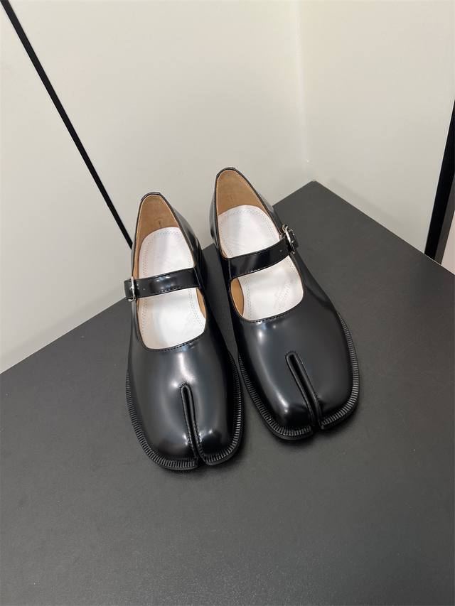 Maison Margiel Mm6万年经典分趾凉鞋春夏新品分趾甜美日系玛丽珍鞋 材质：鞋面开边珠牛皮 牛皮，内里水染牛皮，进口真皮大底 : 35-39 40定