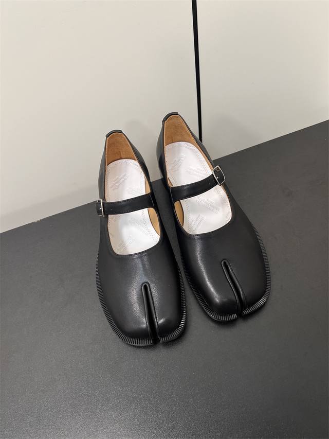 Maison Margiel Mm6万年经典分趾凉鞋春夏新品分趾甜美日系玛丽珍鞋 材质：鞋面开边珠牛皮 牛皮，内里水染牛皮，进口真皮大底 : 35-39 40定