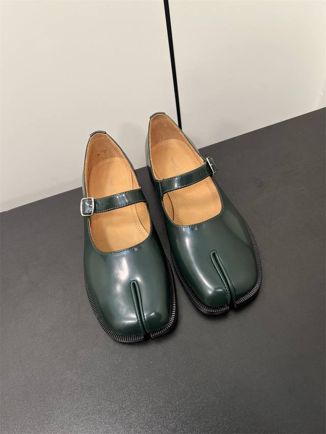Maison Margiel Mm6万年经典分趾凉鞋春夏新品分趾甜美日系玛丽珍鞋 材质：鞋面开边珠牛皮 牛皮，内里水染牛皮，进口真皮大底 : 35-39 40定