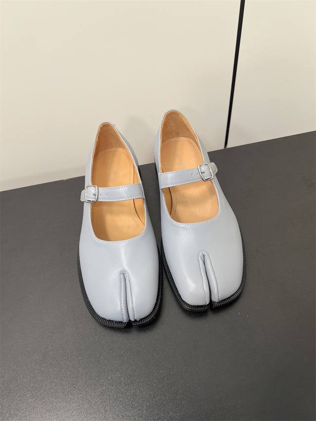 Maison Margiel Mm6万年经典分趾凉鞋春夏新品分趾甜美日系玛丽珍鞋 材质：鞋面开边珠牛皮 牛皮，内里水染牛皮，进口真皮大底 : 35-39 40定