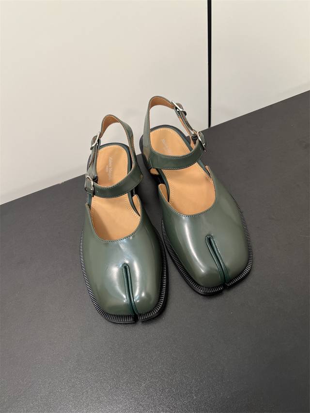 Maison Margiel Mm6万年经典分趾凉鞋春夏新品分趾甜美日系玛丽珍鞋 材质：鞋面开边珠牛皮 牛皮，内里水染牛皮，进口真皮大底 : 35-39 40定
