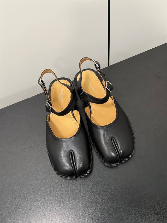 Maison Margiel Mm6万年经典分趾凉鞋春夏新品分趾甜美日系玛丽珍鞋 材质：鞋面开边珠牛皮 牛皮，内里水染牛皮，进口真皮大底 : 35-39 40定