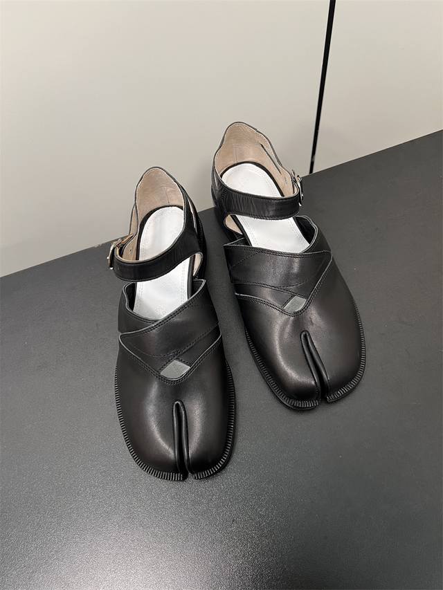 Maison Margiel Mm6万年经典分趾凉鞋秋冬新品分趾甜美日系玛丽珍鞋 材质：鞋面开边珠牛皮 牛皮，内里水染牛皮，进口真皮大底 : 35-39 40定