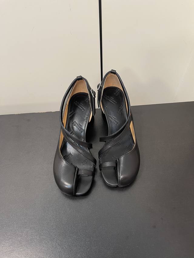 Maisonmargiela｜Mm6马吉拉套趾侧空高跟凉鞋 刻着“时髦”两字的猪蹄分趾鞋 这次在原来的基础上又做了升级 分趾开衩位置真的是考究工艺的细节点 花费