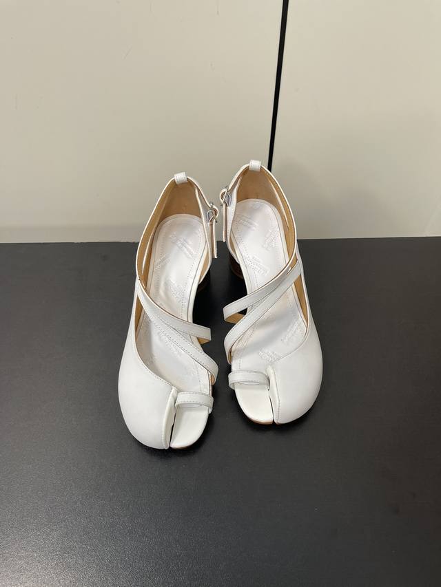 Maisonmargiela｜Mm6马吉拉套趾侧空高跟凉鞋 刻着“时髦”两字的猪蹄分趾鞋 这次在原来的基础上又做了升级 分趾开衩位置真的是考究工艺的细节点 花费