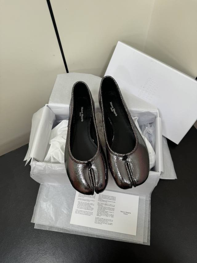 高定品质！Maison Margiela Mm6分趾鞋 Tabi 意产植鞣羊皮！ 对小个子的女生来说，实在是太友好了！ 时尚又不失时髦，日常通勤穿也不会累脚。