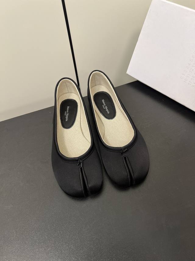 Maison Margiela Mm6玛吉拉经典分趾鞋 比利时著名设计师，曾担任爱马仕 HermèS 的创意总监 虽然低调到绝迹 却仍然难以抵挡他在全球时装设计