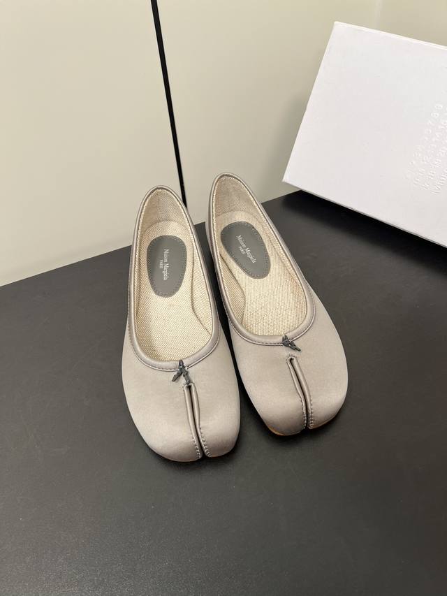 Maison Margiela Mm6玛吉拉经典分趾鞋 比利时著名设计师，曾担任爱马仕 HermèS 的创意总监 虽然低调到绝迹 却仍然难以抵挡他在全球时装设计