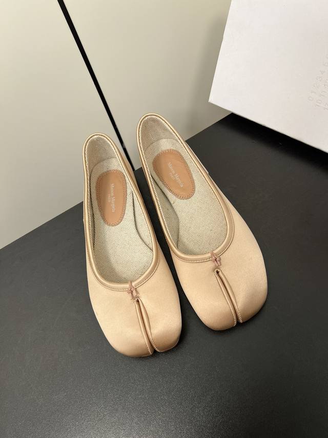 Maison Margiela Mm6玛吉拉经典分趾鞋 比利时著名设计师，曾担任爱马仕 HermèS 的创意总监 虽然低调到绝迹 却仍然难以抵挡他在全球时装设计