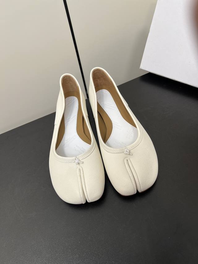 Maison Margiela Mm6玛吉拉经典分趾鞋 比利时著名设计师，曾担任爱马仕 HermèS 的创意总监 虽然低调到绝迹 却仍然难以抵挡他在全球时装设计