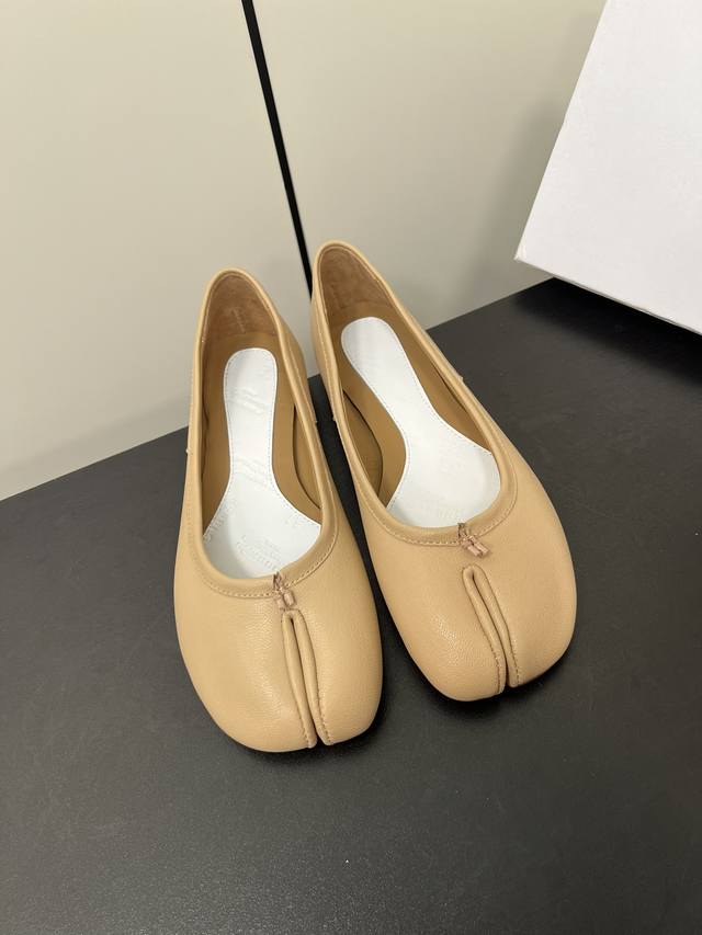 Maison Margiela Mm6玛吉拉经典分趾鞋 比利时著名设计师，曾担任爱马仕 HermèS 的创意总监 虽然低调到绝迹 却仍然难以抵挡他在全球时装设计