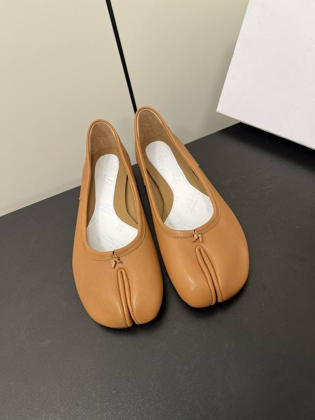 Maison Margiela Mm6玛吉拉经典分趾鞋 比利时著名设计师，曾担任爱马仕 HermèS 的创意总监 虽然低调到绝迹 却仍然难以抵挡他在全球时装设计