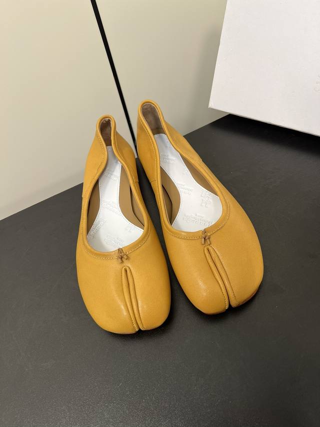 Maison Margiela Mm6玛吉拉经典分趾鞋 比利时著名设计师，曾担任爱马仕 HermèS 的创意总监 虽然低调到绝迹 却仍然难以抵挡他在全球时装设计