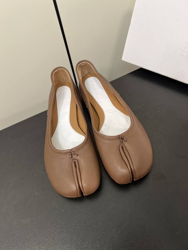 Maison Margiela Mm6玛吉拉经典分趾鞋 比利时著名设计师，曾担任爱马仕 HermèS 的创意总监 虽然低调到绝迹 却仍然难以抵挡他在全球时装设计