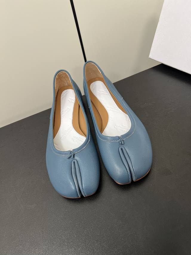 Maison Margiela Mm6玛吉拉经典分趾鞋 比利时著名设计师，曾担任爱马仕 HermèS 的创意总监 虽然低调到绝迹 却仍然难以抵挡他在全球时装设计