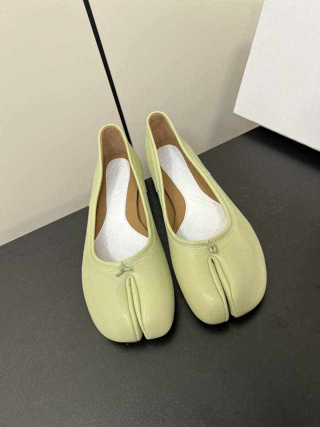 Maison Margiela Mm6玛吉拉经典分趾鞋 比利时著名设计师，曾担任爱马仕 HermèS 的创意总监 虽然低调到绝迹 却仍然难以抵挡他在全球时装设计