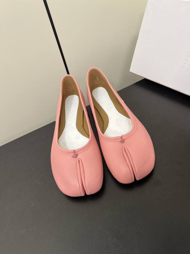 Maison Margiela Mm6玛吉拉经典分趾鞋 比利时著名设计师，曾担任爱马仕 HermèS 的创意总监 虽然低调到绝迹 却仍然难以抵挡他在全球时装设计